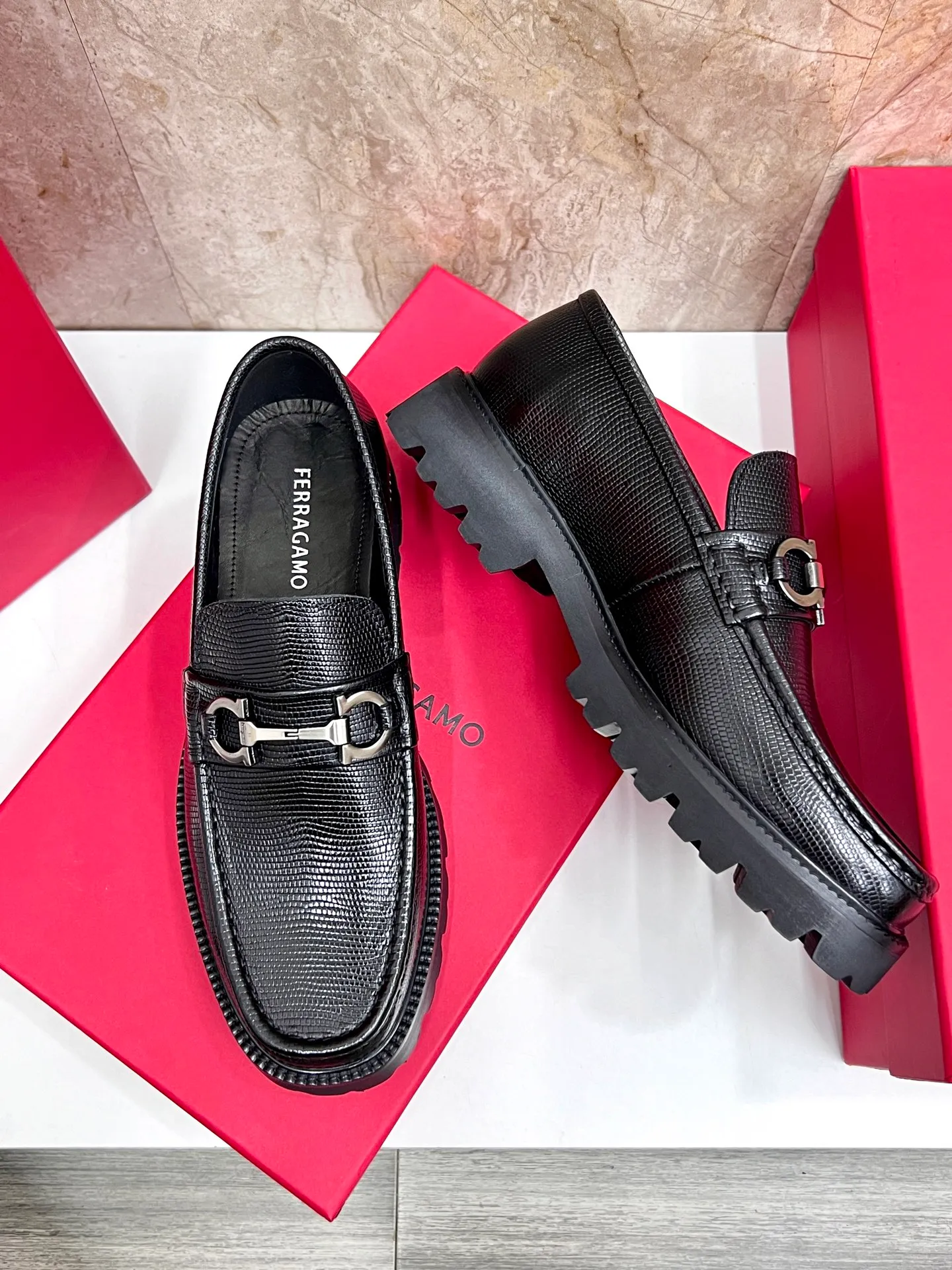 Original quality P580 Brand: Ferragamo Standard size: Men's size 38/44 (45.46 can be customized) Grade: Same style as the official website High-quality men's shoes Material: Customized first-layer calfskin with water-dyed cowhide lining Cowhide tiptoe Original non-slip and wear-resistant rubber outsole Style category: Men's formal business leather shoes are young and fashionable European and American trends British style Casual matching and comfortable feet Color: actual picture
